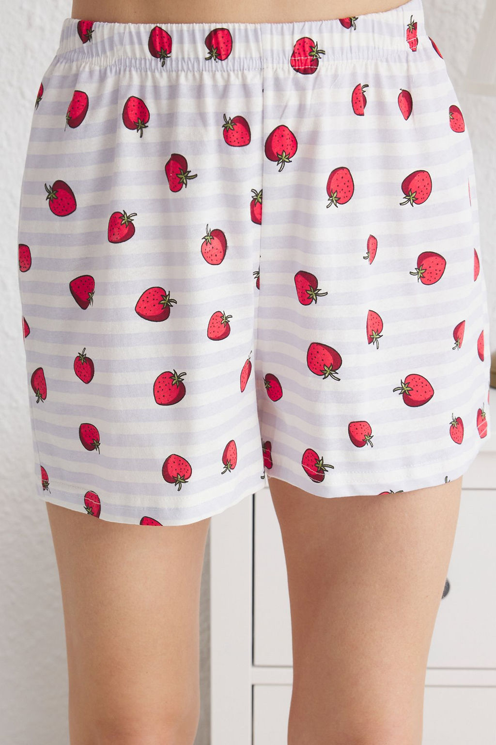 Trendyolmilla Cok Renkli %100 Pamuklu Cizgili ve Cilek Desenli Sortlu Orme Pijama Tak?m? THMSS25PT00087  фото 10