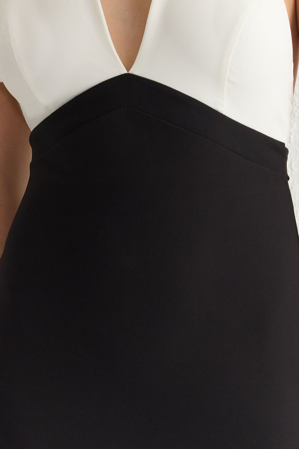 Siyah-Beyaz Vucuda Oturan V Yaka Dokuma Dugun/Nikah S?k Abiye Gece Mezuniyet Elbisesi TPRSS25EL00094 - Trendyolmilla фото 5