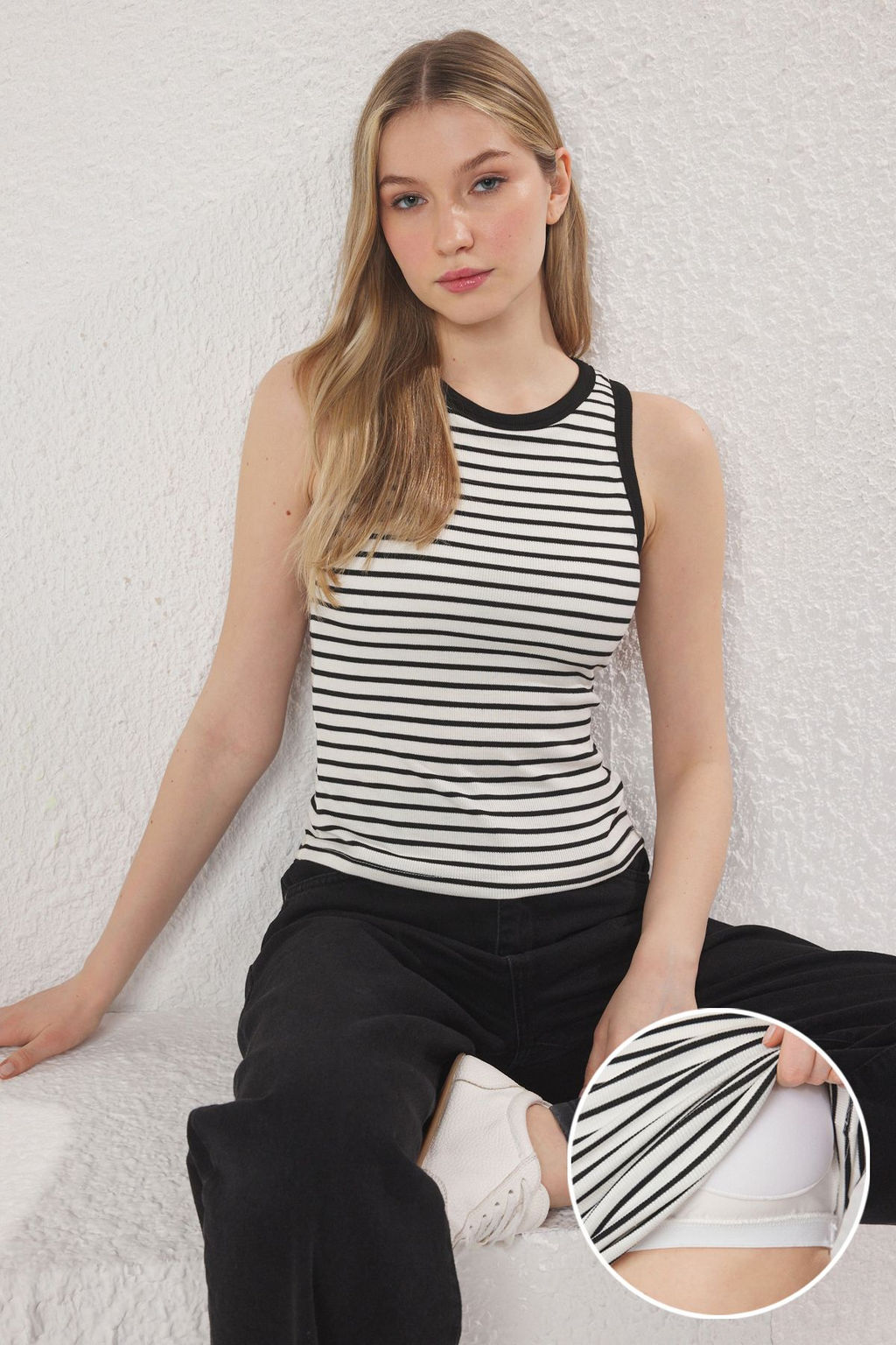 TRENDYOLMILLA Siyah Cizgili Gogus Pedli Fitted/Vucuda Oturan Renk Bloklu Orme Atlet TWOSS25AL00034  фото 12