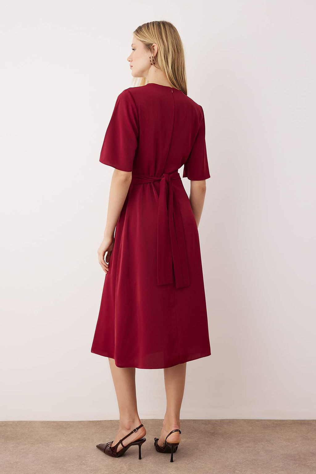 Ozel Koleksiyon Kahverengi Duz Aksesuar Detayl? Midi Dokuma Elbise TWOAW26EL00067 - Trendyolmilla фото 15