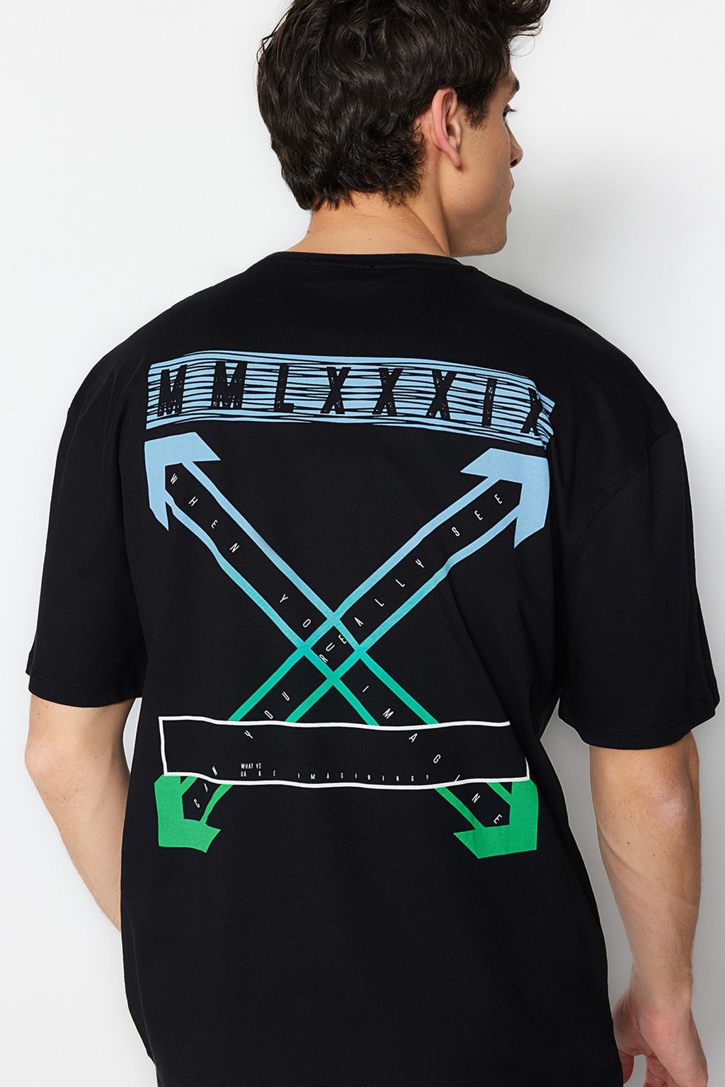 TRENDYOL MAN Siyah Oversize/Genis Kesim S?rt Bask?l? %100 Pamuklu T-shirt TMNSS20TS1132