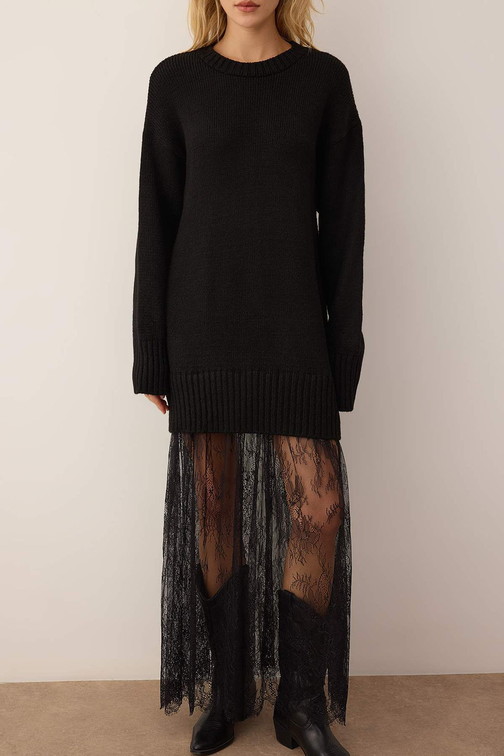 Siyah Duz Maxi Bisiklet Yaka Dantel Etekli Maxi Triko Elbise TWOAW26EL00323 - Trendyolmilla фото 3