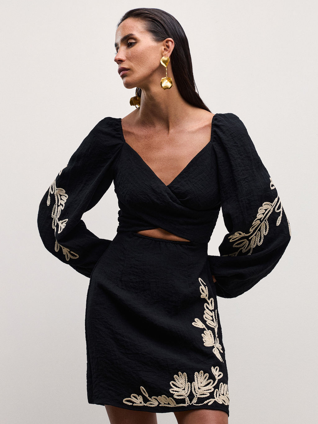 Вискозное платье мини с вышивкой / Zarina  фото 5