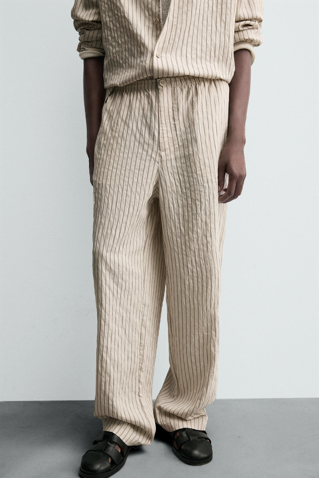 STRIPED WRINKLED-EFFECT FLOWING TROUSERS - Zara фото 5