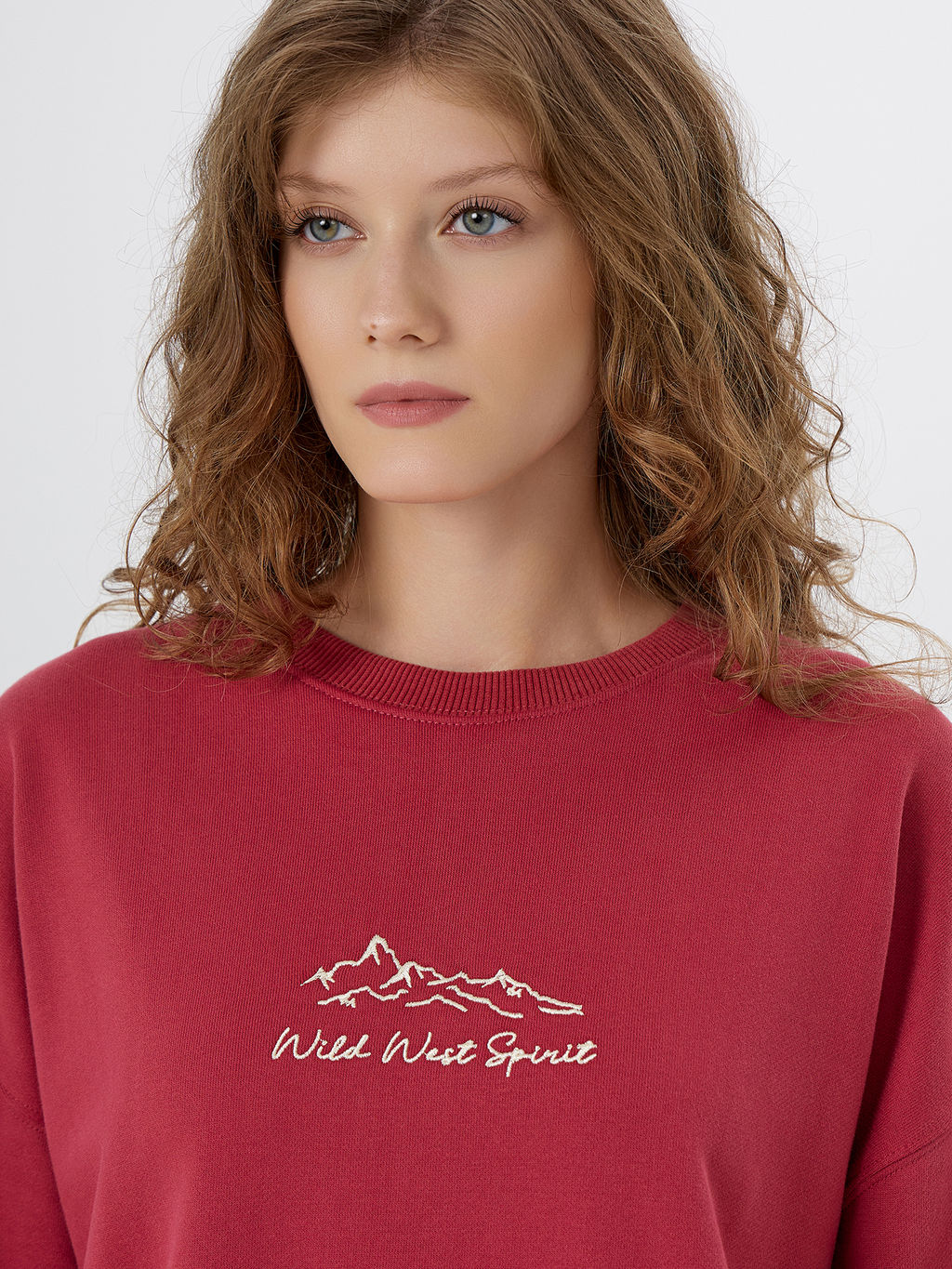 Свитшот женский красный с надписью Wild west spirit - Mark formelle фото 4