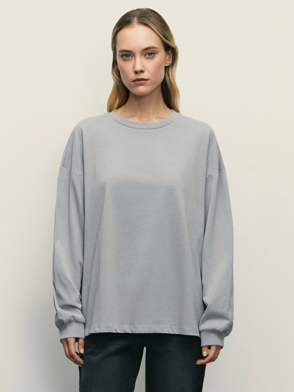 Лонгслив оверсайз с манжетами и принтом на рукаве / Zarina  фото 4