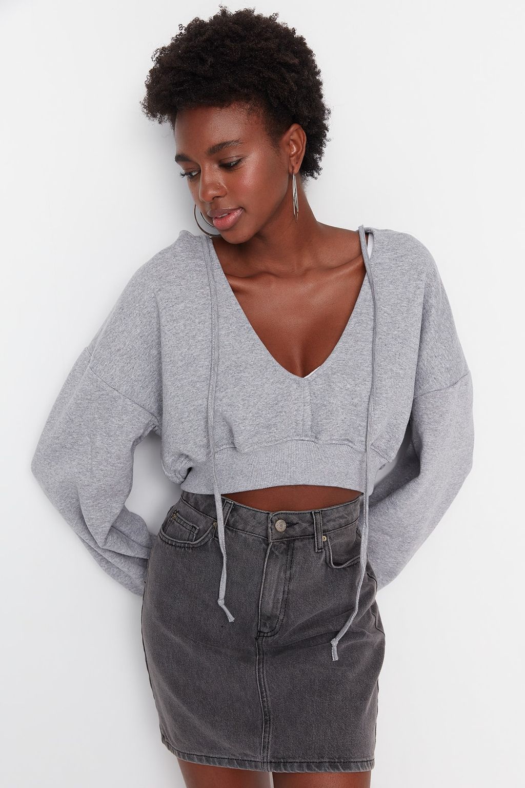 Gri Kal?n Ici Polarl? Kapusonlu V Yaka Rahat Kesim Crop Orme Sweatshirt TWOAW23SW00096