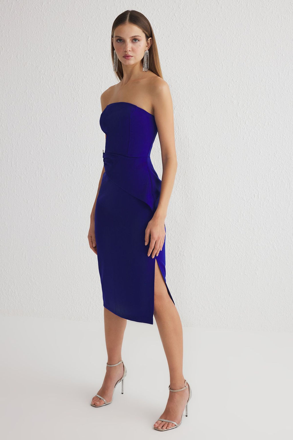 TRENDYOLMILLA Saks Vucuda Oturan Aksesuar Detayl? Straplez Dokuma Midi Elbise TPRSS25EL00127 фото 7