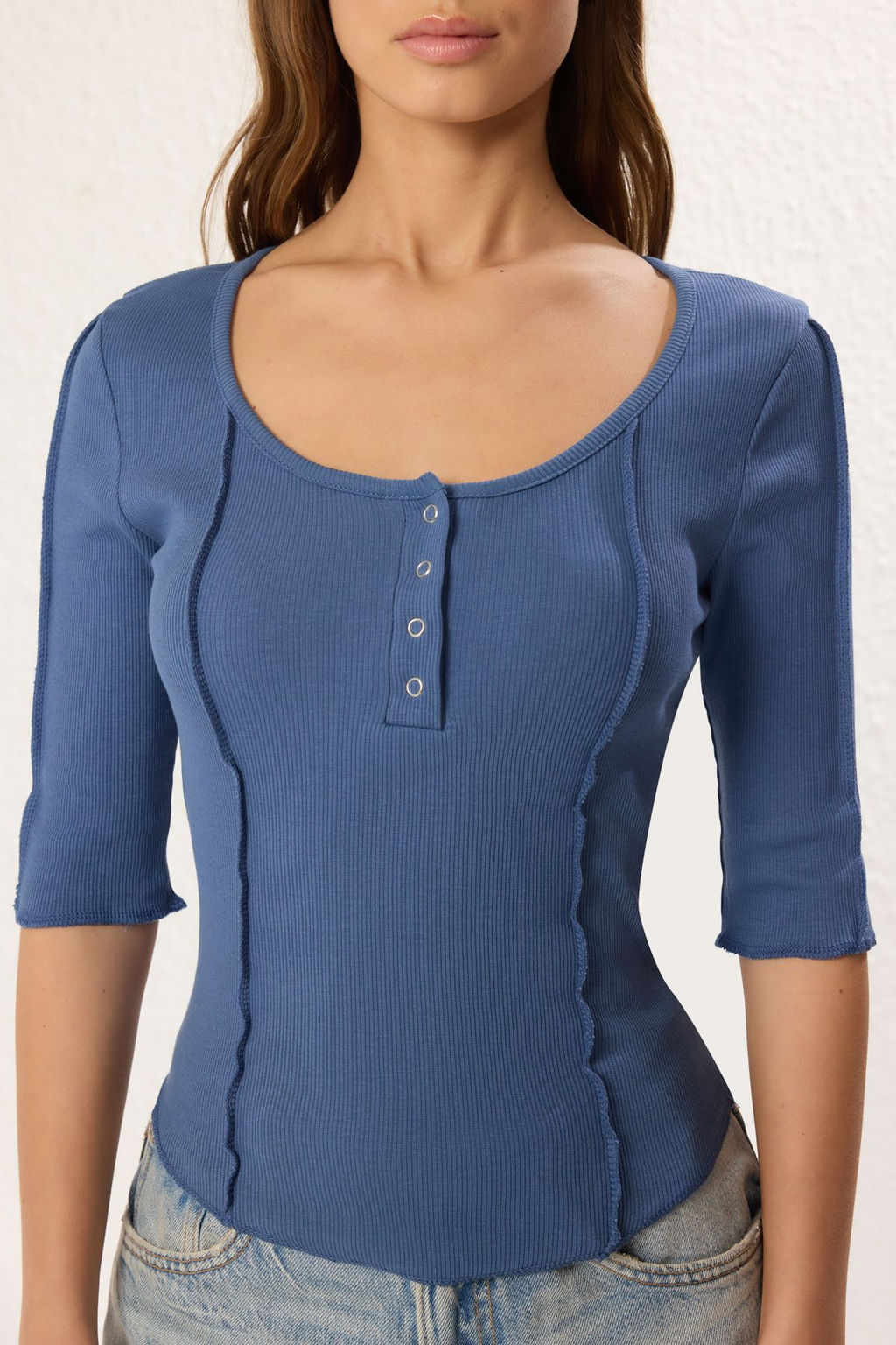 Trendyolmilla Siyah Fitted/Vucuda Oturan Havuz Yaka C?tc?tl? Fitilli Esnek Orme Bluz TWOSS25BZ00007  фото 8