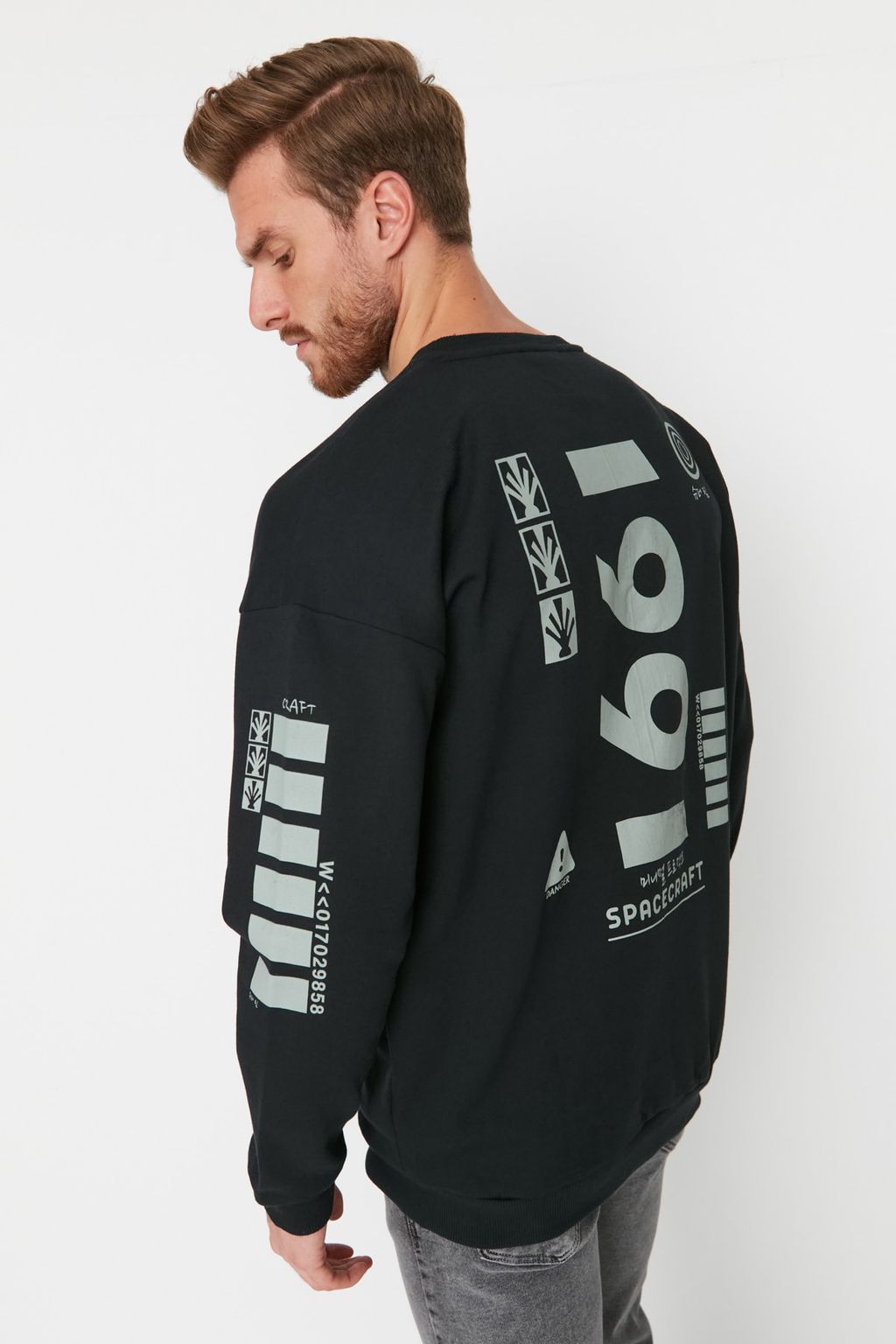 TRENDYOL MAN Siyah Oversize/Genis Kesim Yaz? S?rt Bask?l? Sweatshirt TMNAW22SW0801