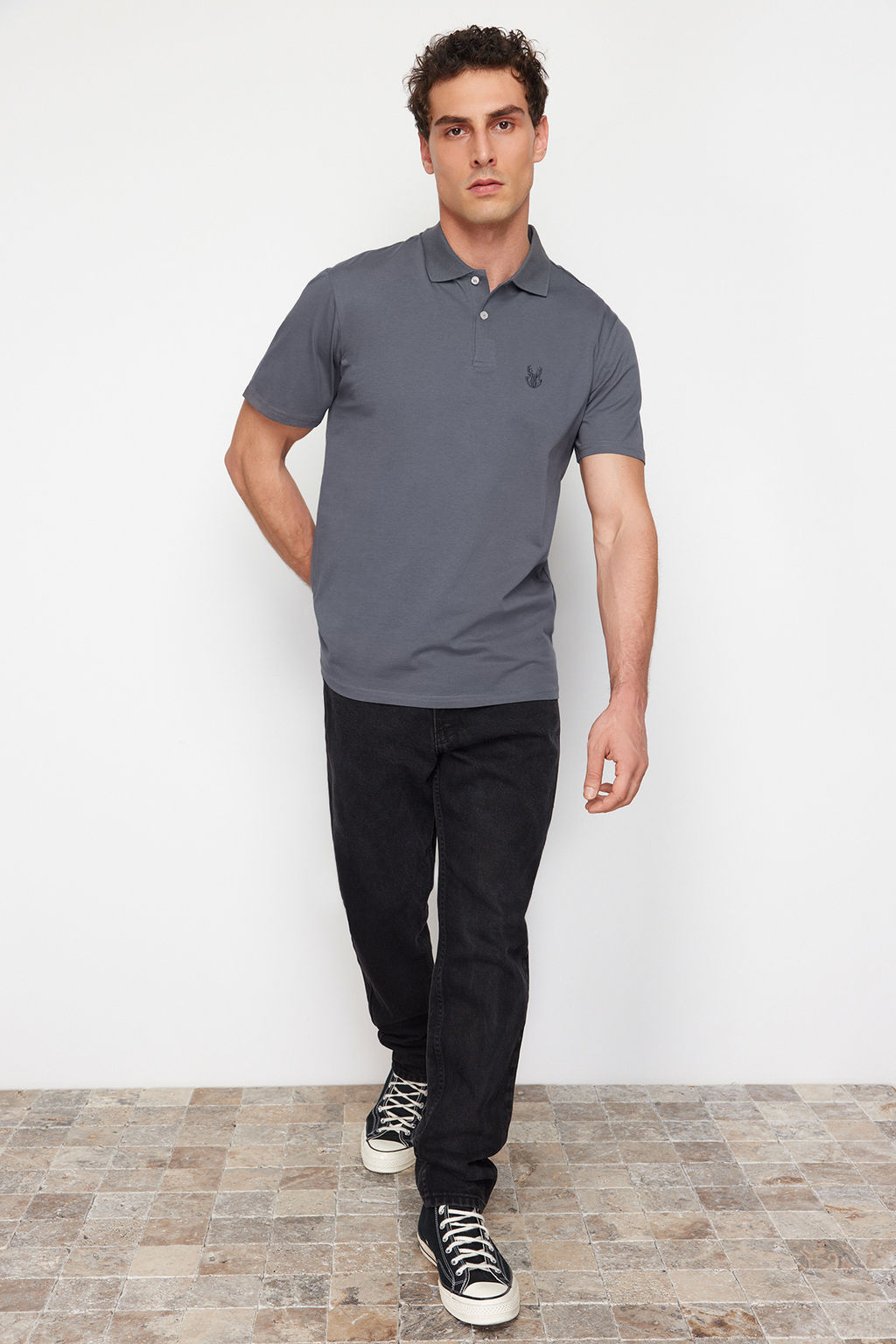 TRENDYOL MAN Antrasit Regular/Normal Kesim Geyik Desenli Polo Yaka T-shirt TMNSS24PO00027
