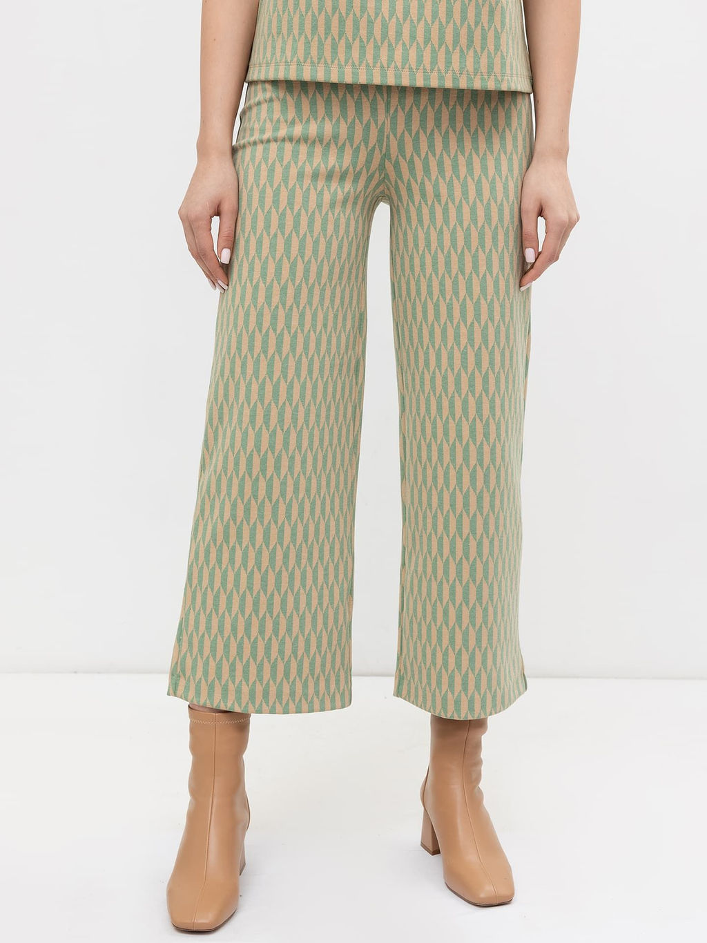 Брюки женские пыльно-зеленые с принтом в виде орнамента геометрия на шалфее 182446 - Mark formelle фото 2