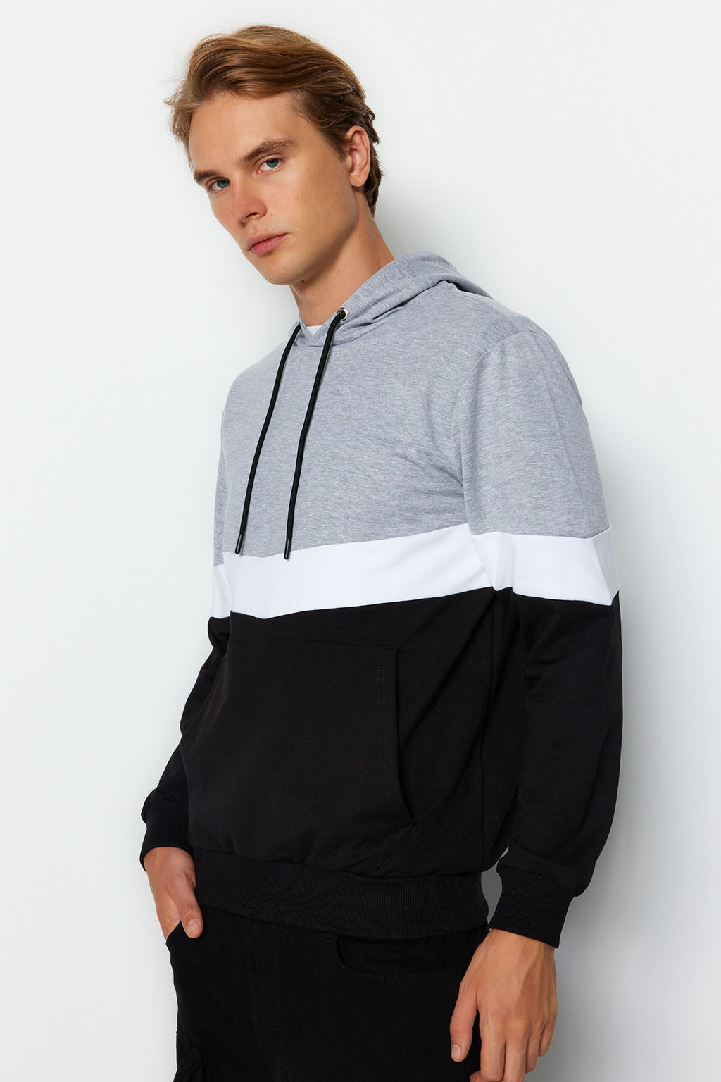 Gri Slim/Dar Kesim Kapusonlu Kanguru Cepli Renk Bloklu Kal?n Sweatshirt TMNAW20SW0208 - Trendyolmilla фото 2