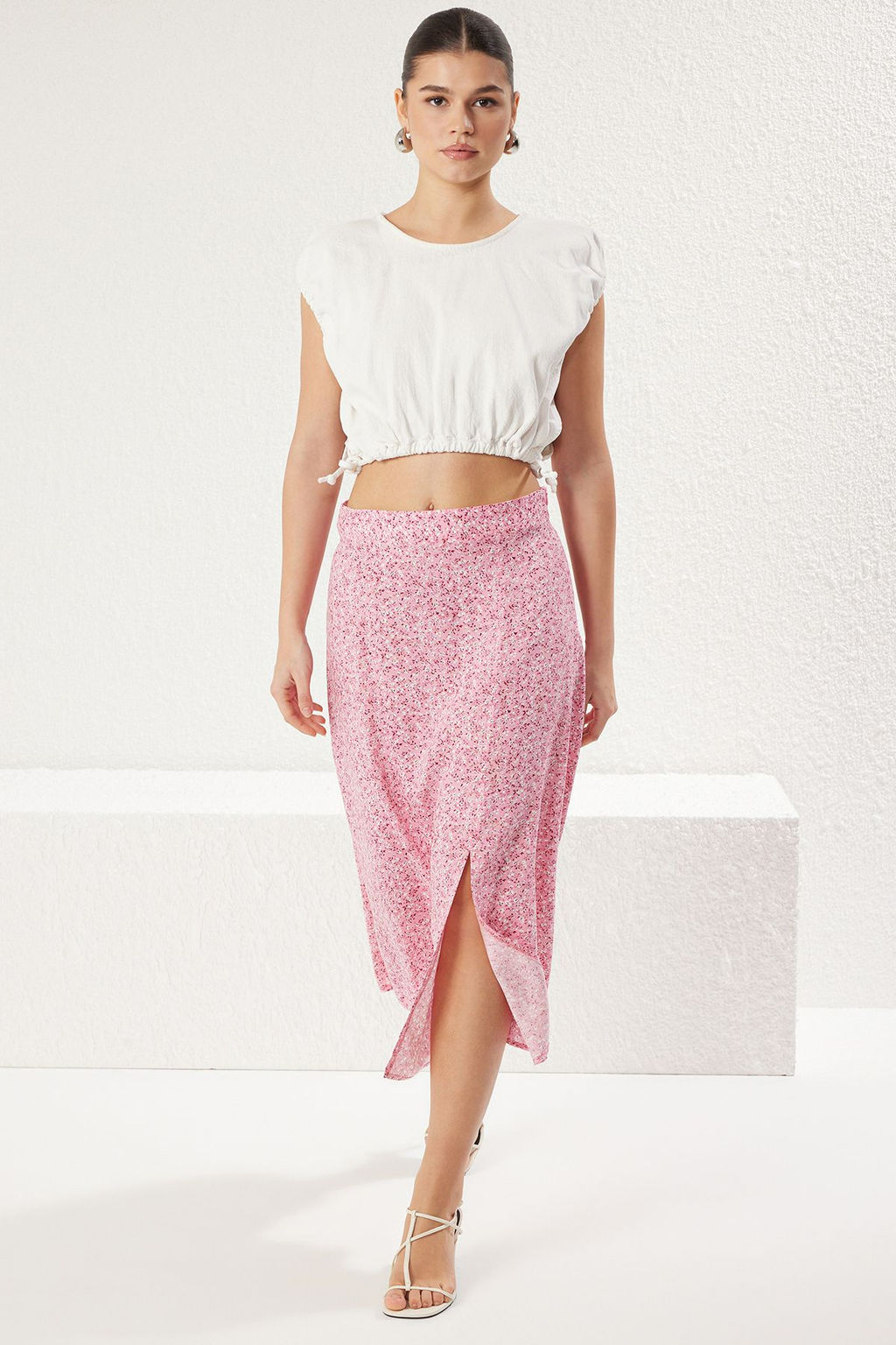 Ac?k Pembe Y?rtmac Detayl? Cicek Desenli Viskon Kumasl? Midi Dokuma Etek TWOSS20ET0230