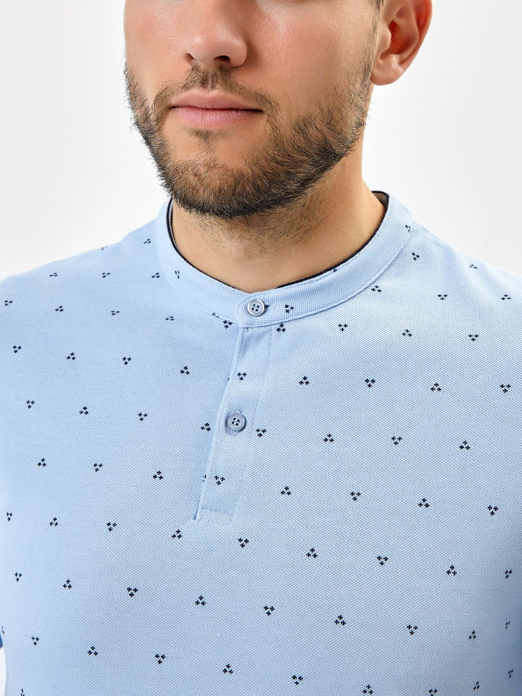 Джемпер-поло хлопковый в голубом цвете с принтом узор на серо -голубом 111764 - Mark formelle фото 4