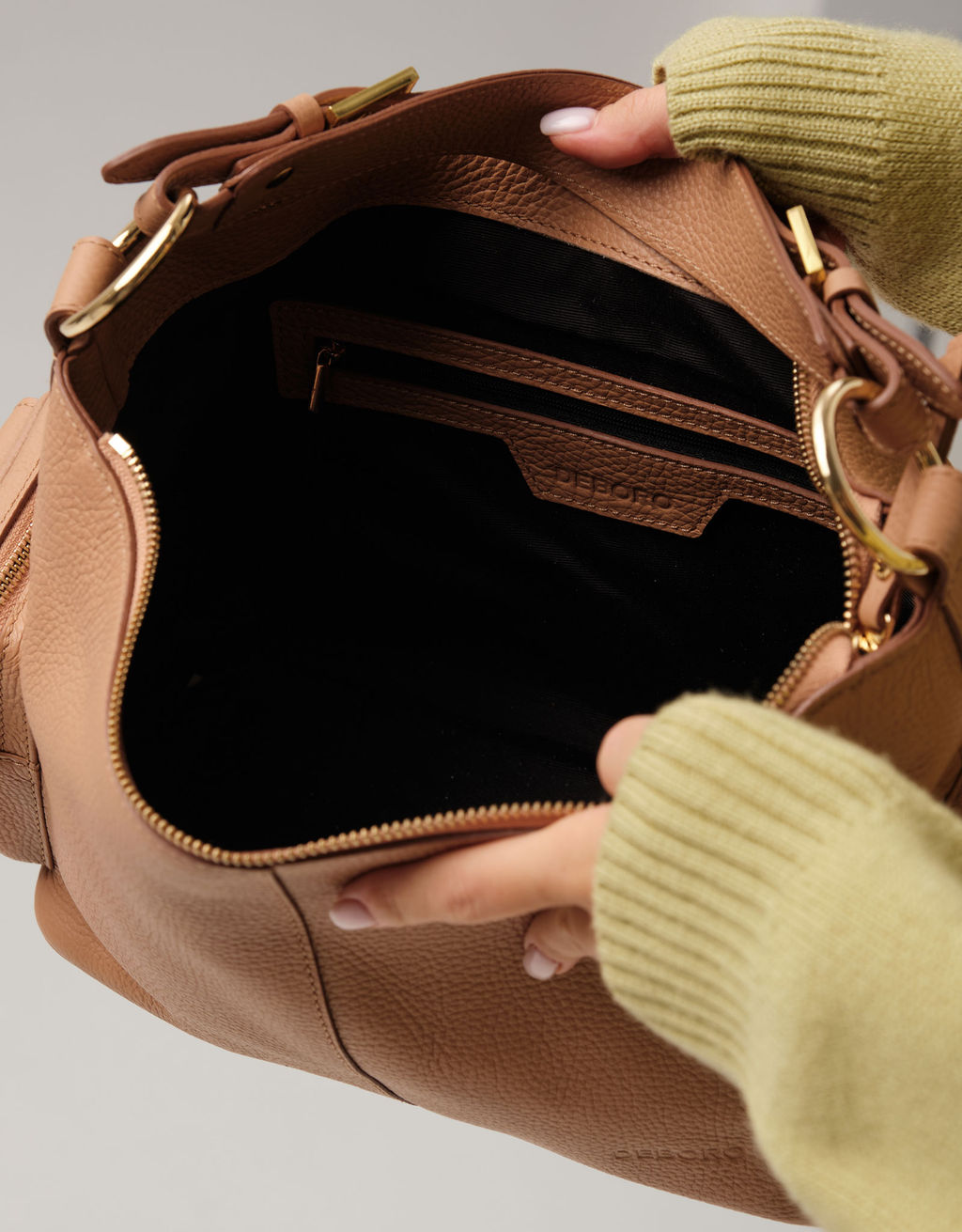 Кожаная сумка Deboro 31078 бежевая нуга