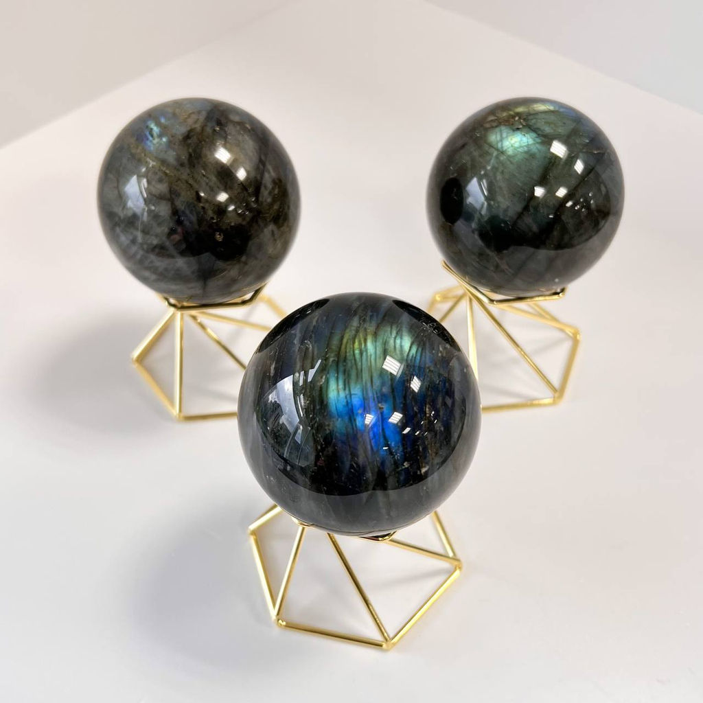 Шар из Лабрадора на подставке