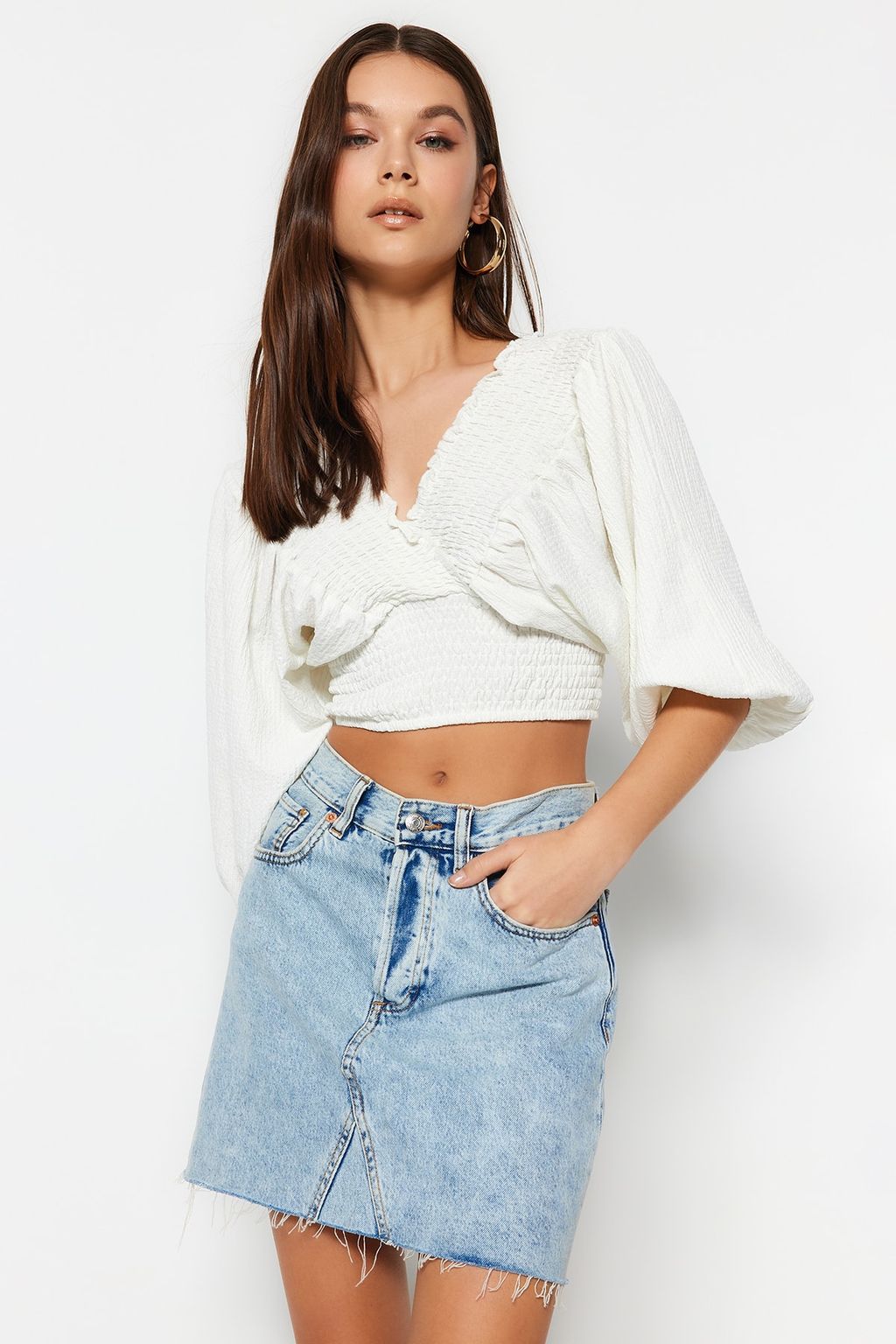 Trendyolmilla Ekru Gipeli Balon Kol V Yaka Burumcuk/Dokulu Crop Orme Bluz TWOSS23BZ00840