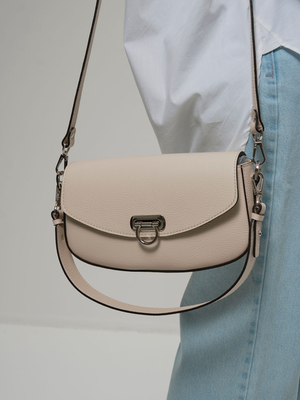 Сумка на плечо багет Azaro 31049 светлый крем