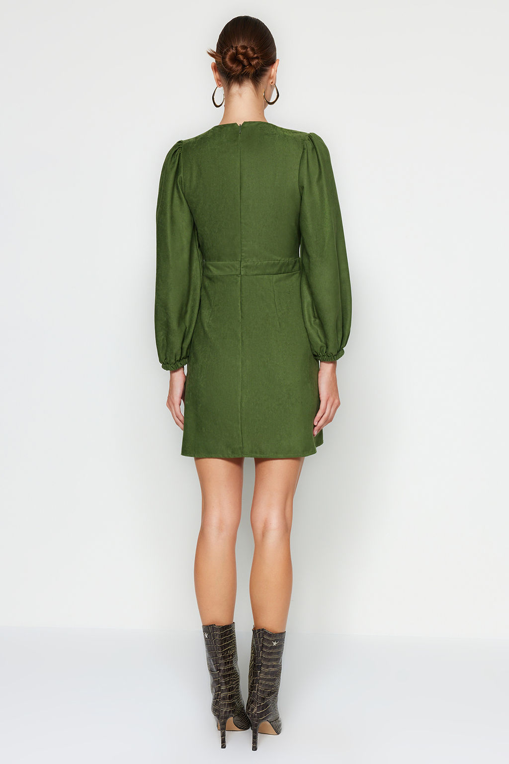 TRENDYOLMILLA Kahverengi Duz Mini Mini Balon Kollu V Yaka Suet Dokuma Elbise TWOAW24EL00583 фото 6