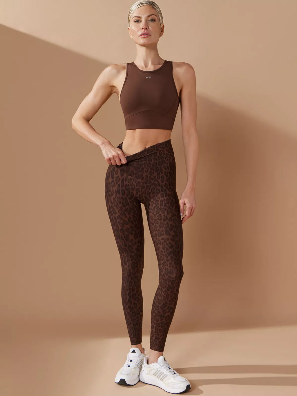 *Коричневый топ-бра с открытой спиной