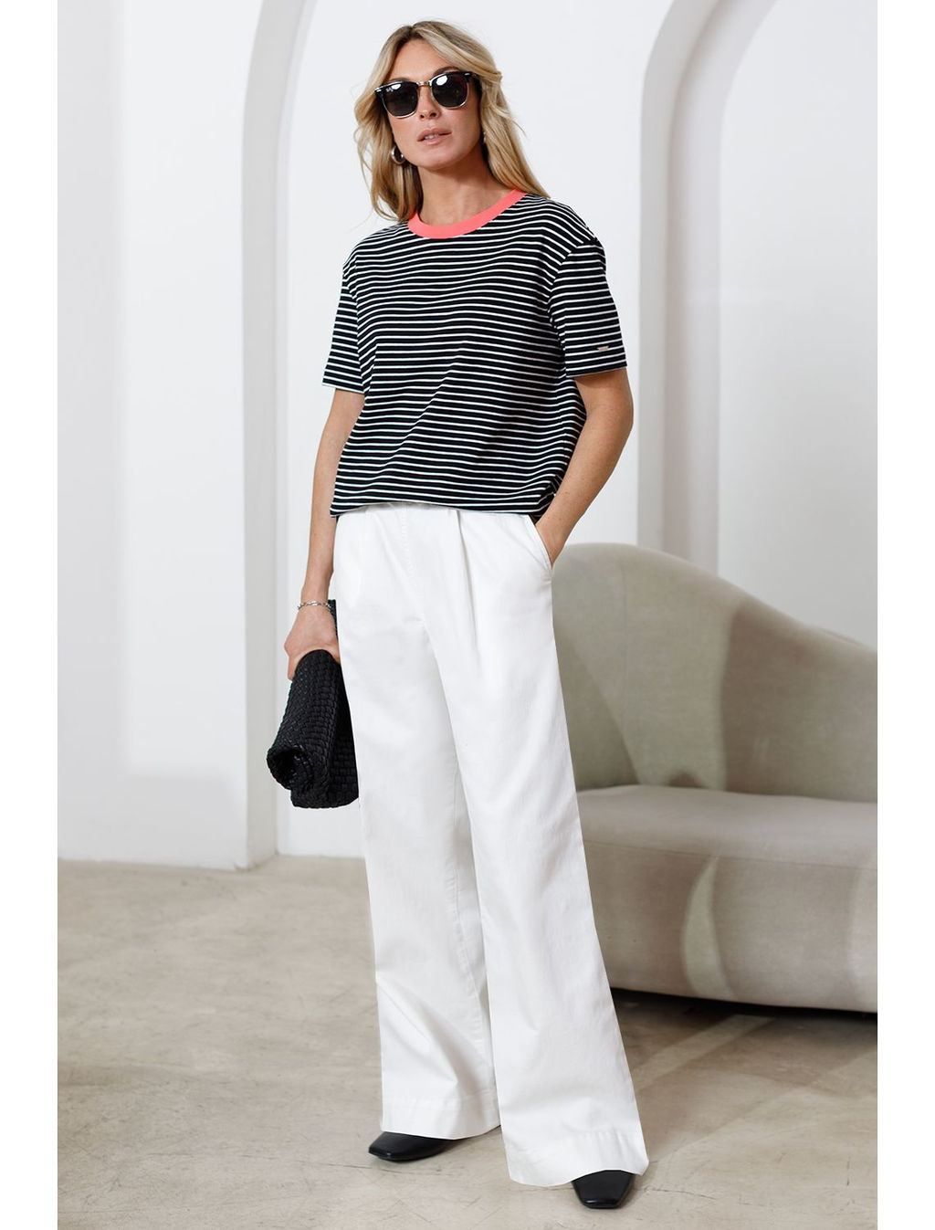 Широкие джинсы с поясом на резинке и с защипами из облегченного денима