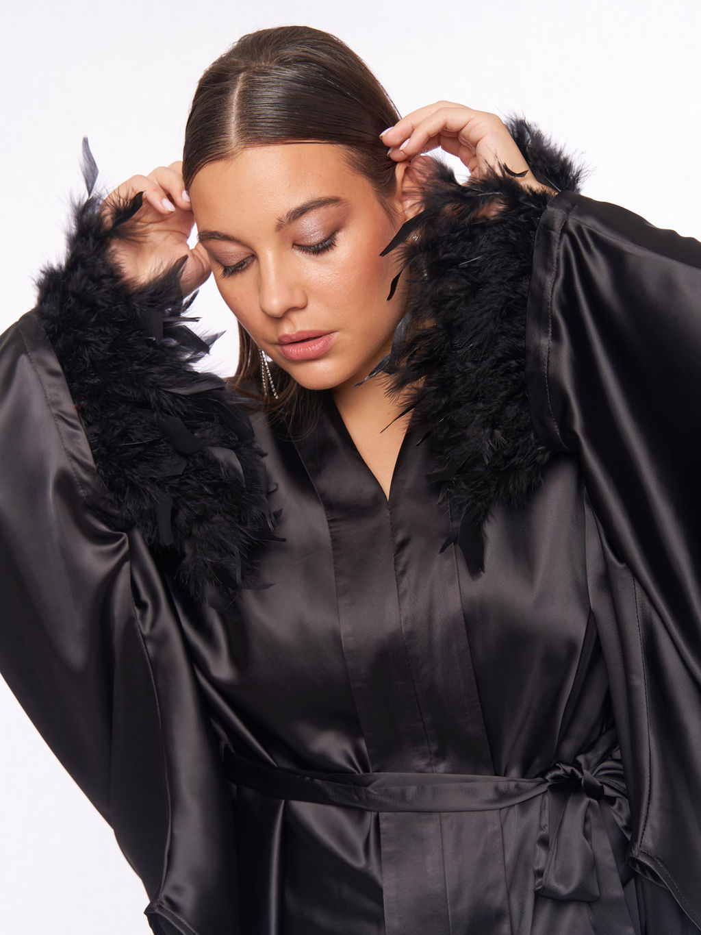 Блузка атласная с перьями TBL73637BLK01 - Артесса фото 5