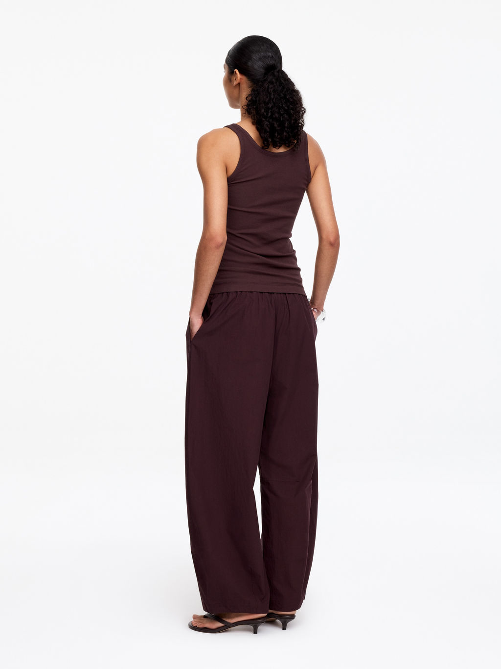 Top sin mangas con escote redondeado - H&m фото 7