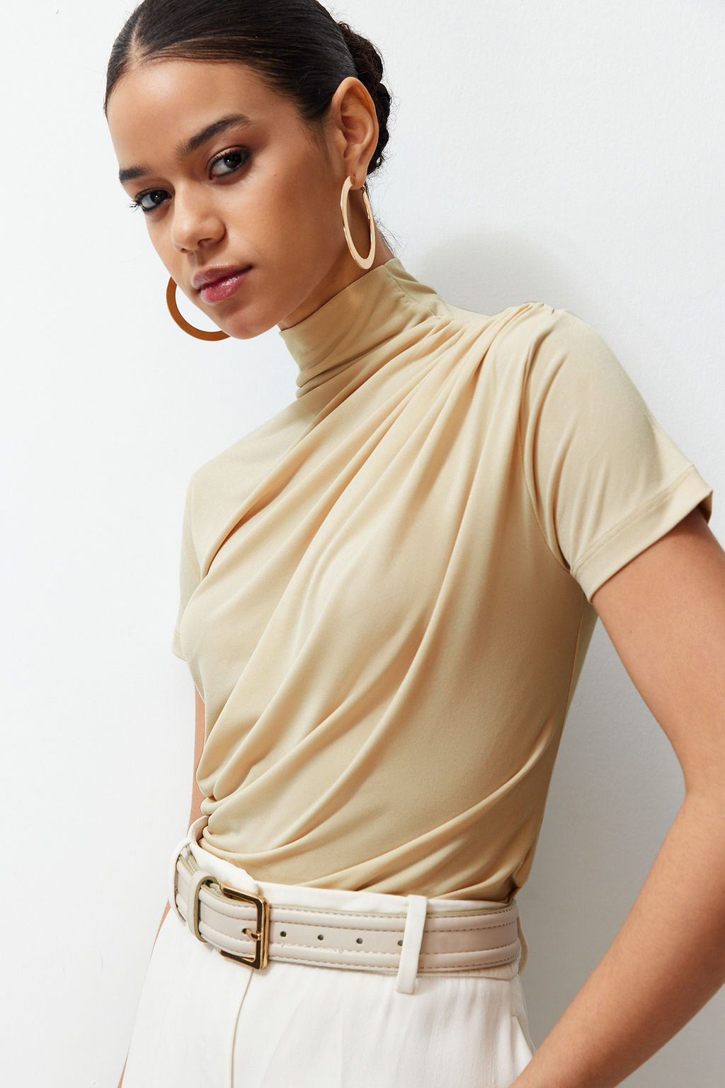 Tas Buzgu/Drape Detayl? Fitted/Vucuda Oturan K?sa Kollu Dik Yaka Esnek Orme Bluz TWOSS24BZ00426