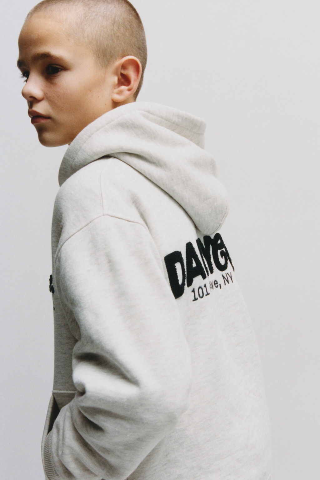 SUDADERA CAPUCHA TEXTO RIZO / Gris vigor?