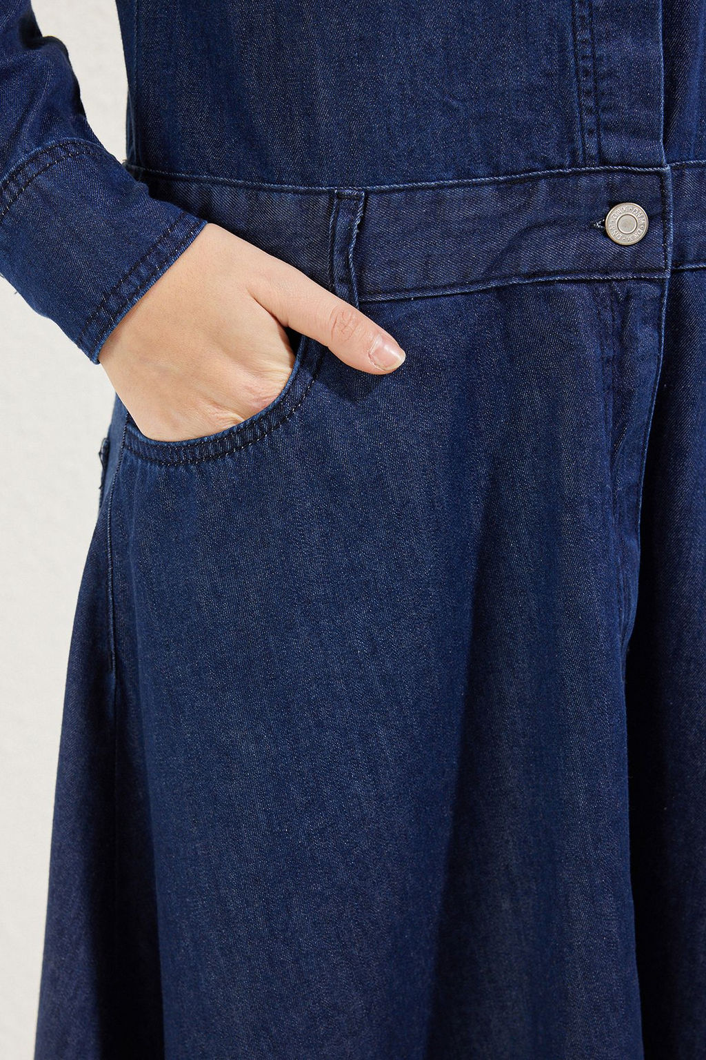 Trendyolmilla Koyu Mavi Etegi Volanl? Maxi Denim Gomlek Elbise TWOSS25EL00351