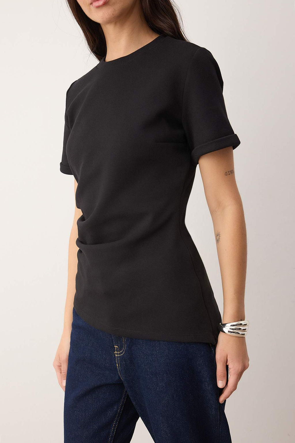 Trendyol Studio Collection Siyah Bisiklet Yaka Asimetrik Vucuda Oturan Orme T-Shirt TWOAW26TS00023