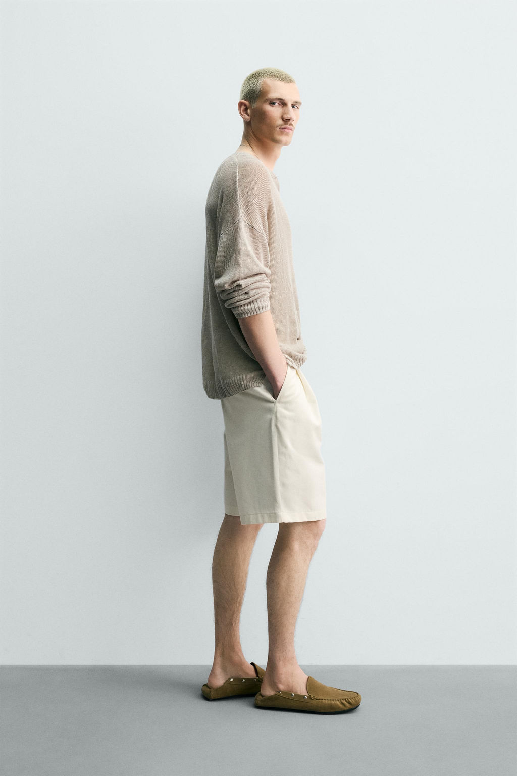 BERMUDA RELAXED FIT PLIEGUES CINTUR?N / Blanco roto