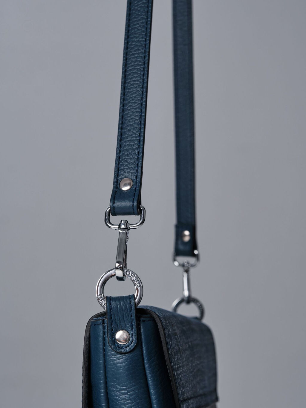 Сумка кожаная на плечо Deboro 30181 синяя волна