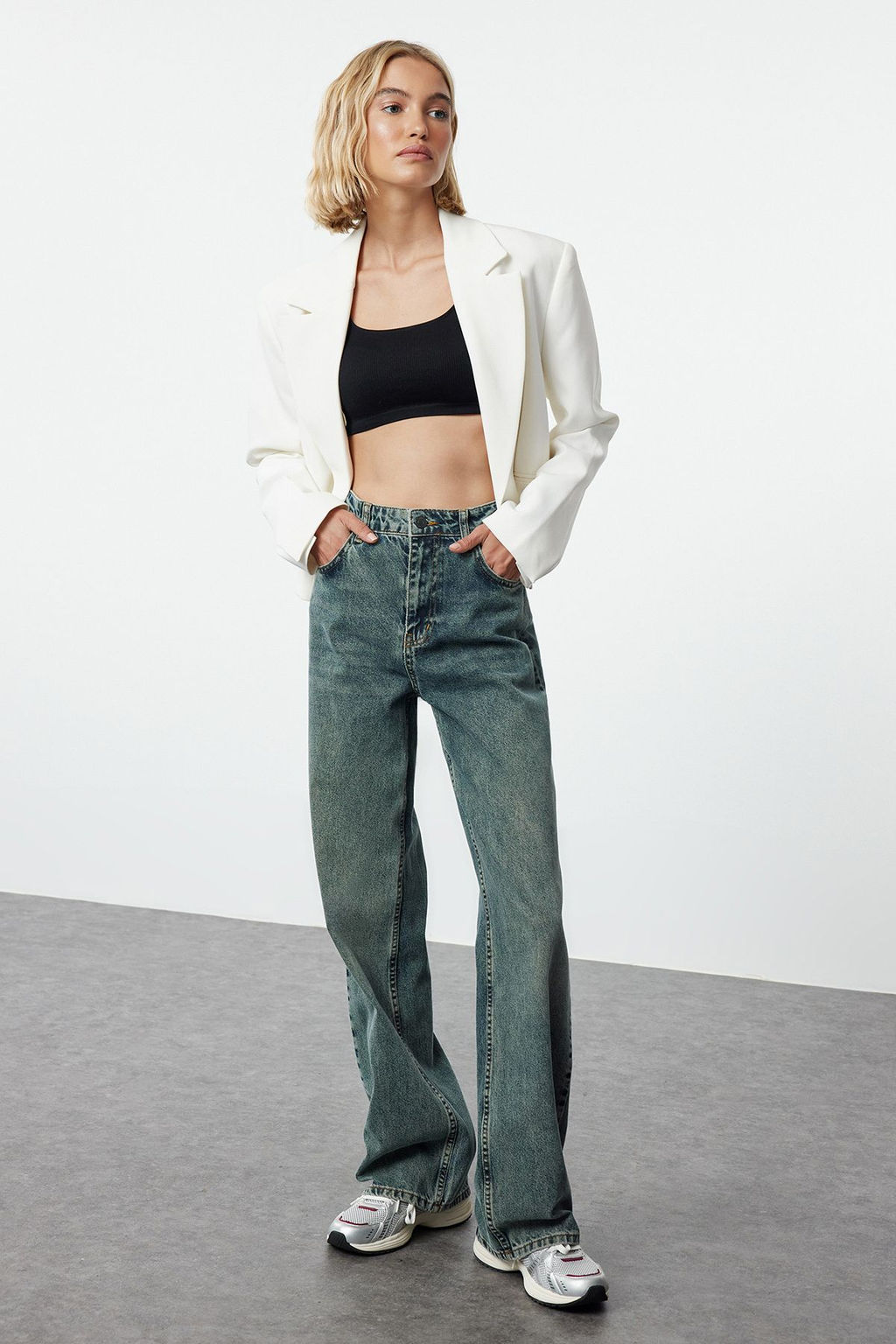 TRENDYOLMILLA Mavi Soluk Efekt Vintage Yuksek Bel Wide Leg Jeans TWOAW25JE00095
