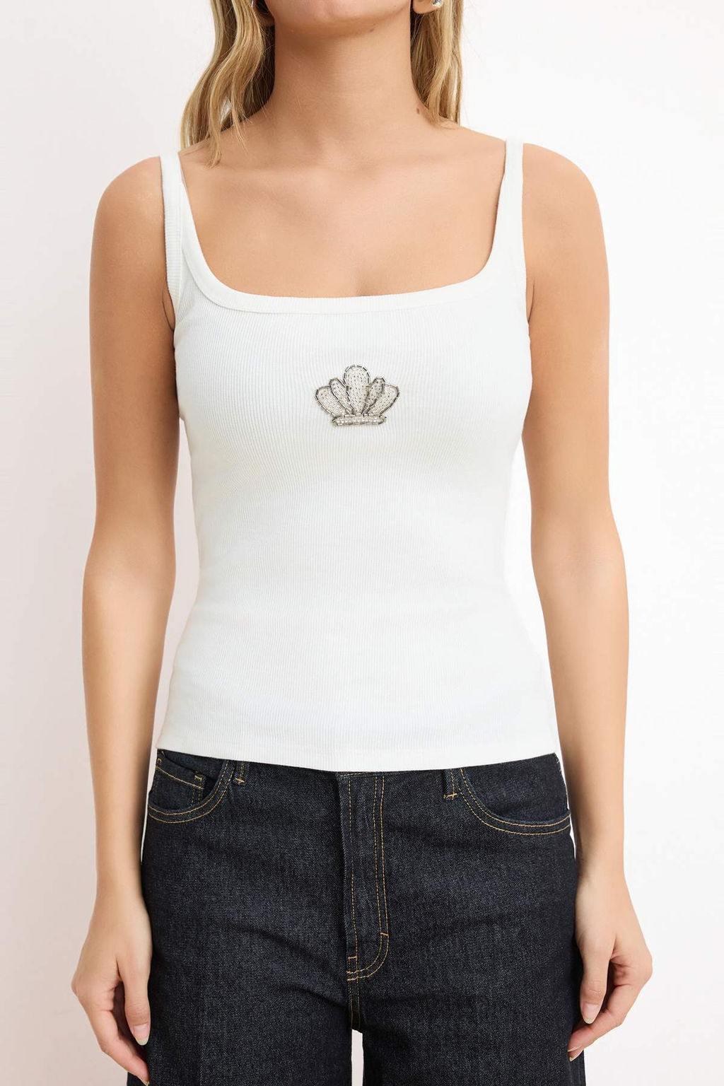 Beyaz Fitted/Vucuda Oturan Kare Yaka Kal?n Ask?l? Kolsuz Fitilli Esnek Orme Atlet TWOSS26AL00014 - Trendyolmilla фото 3