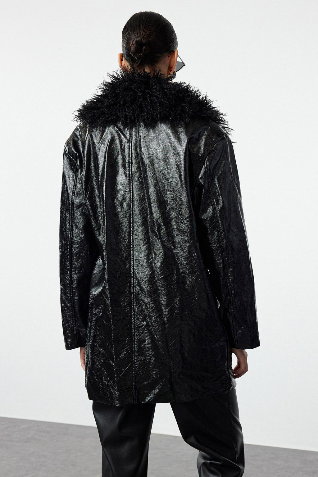 Siyah Oversize Kal?p Yakas? Kurk Detayl? Suni Deri Ceket Mont TWOAW25MO00029 - Trendyolmilla фото 5