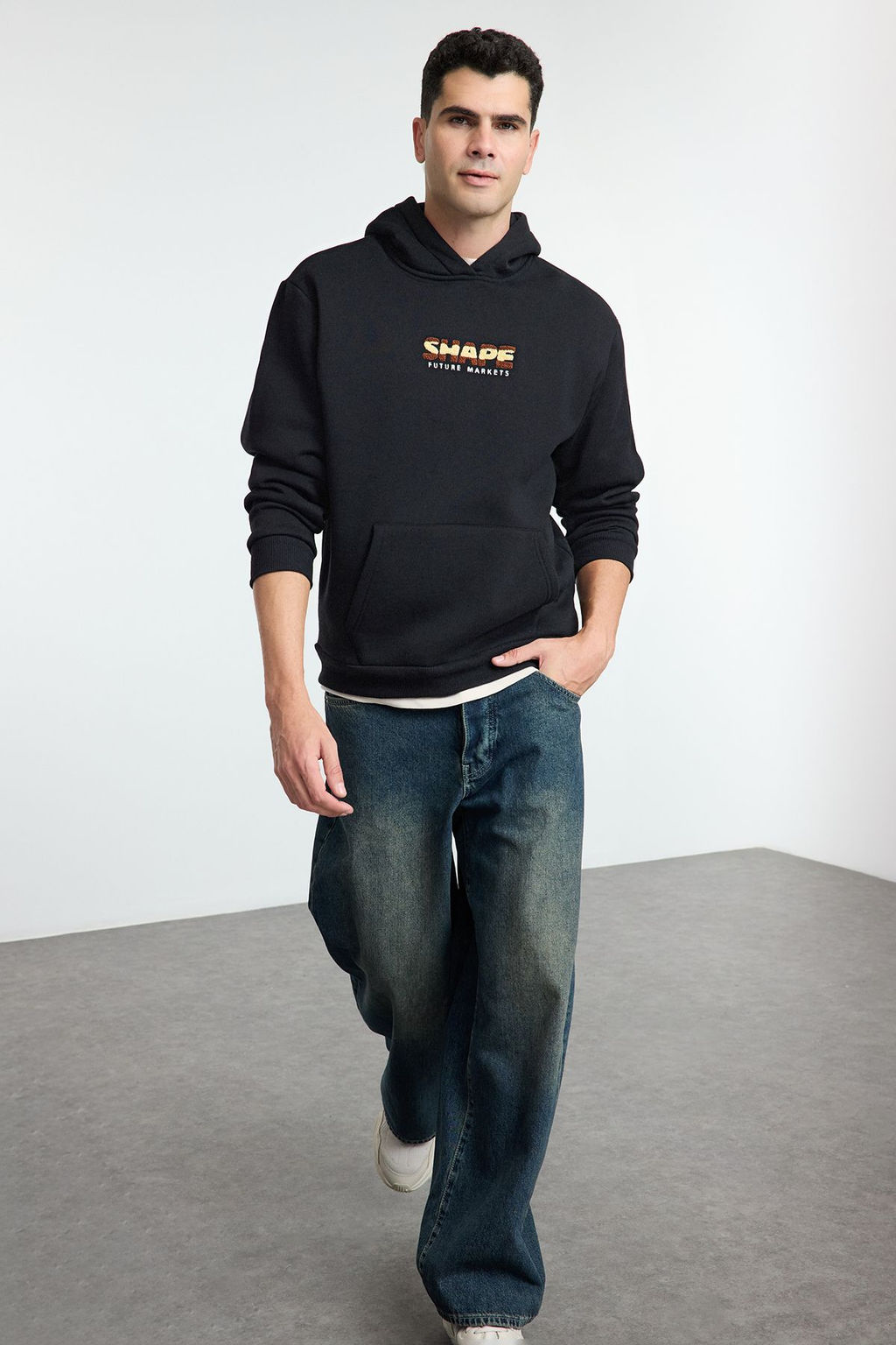 TRENDYOL MAN Siyah Oversize/Genis Kesim Yaz? Bask?l? Kapusonlu Ici Polar Sweatshirt TMNAW25SW00100 - Trendyolmilla фото 2