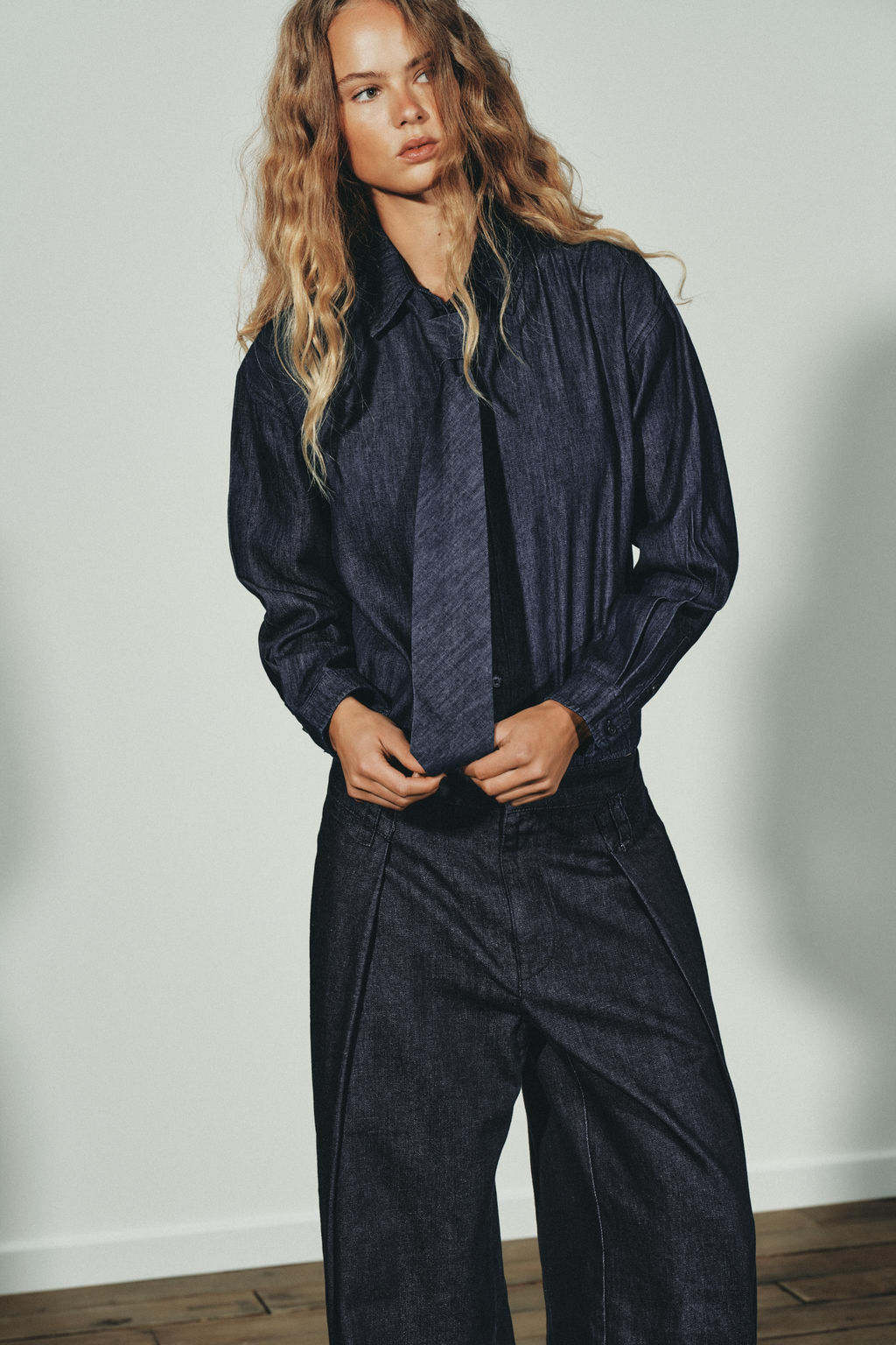 PLEATED DENIM-EFFECT TROUSERS - Zara фото 2