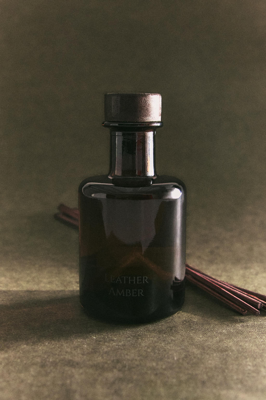 (95 ML) LEATHER AMBER REED DIFFUSERS - Zara фото 6