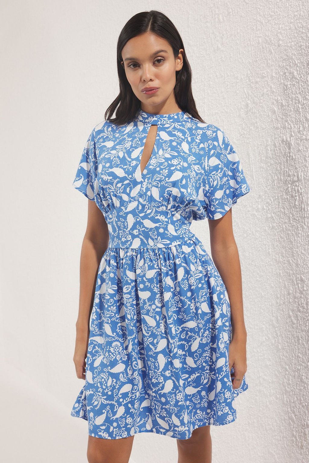 Mavi Etegi Belden Ac?lan Sal Desen Mini Dokuma Elbise TWOSS25EL00575 - Trendyolmilla фото 2