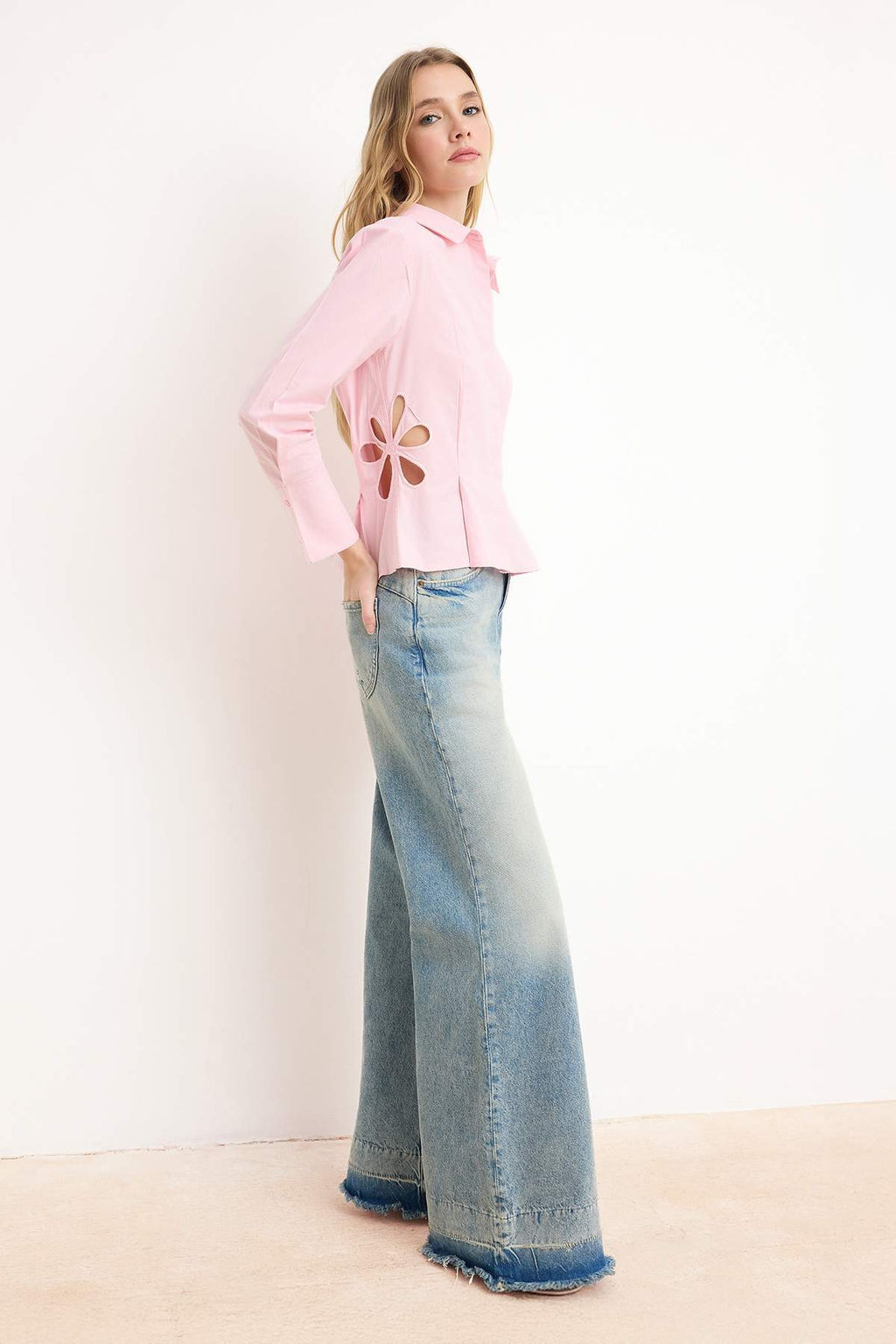 Limited Edition Bej Cicek Nak?s Detayl? Bele Oturan Poplin Gomlek TWOSS26GO00057 - Trendyolmilla фото 4