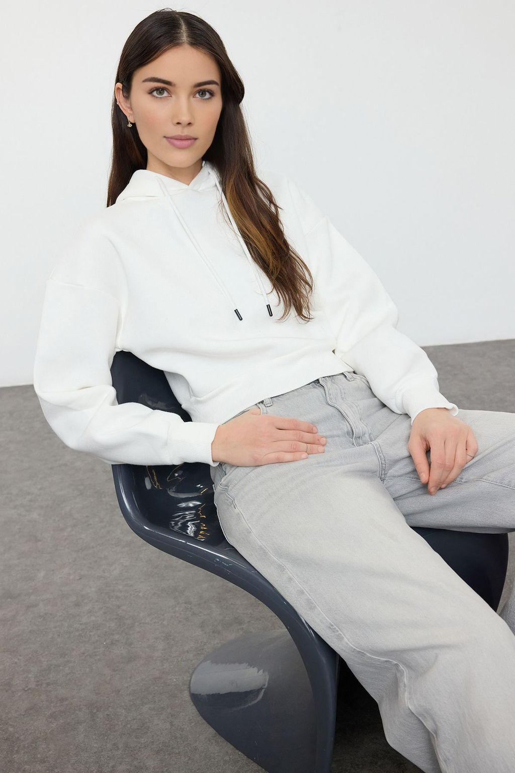 TRENDYOLMILLA Ekru Kal?n Ici Polarl? Kapusonlu Rahat Kesim Crop Basic Orme Sweatshirt TWOAW24SW00105  фото 18