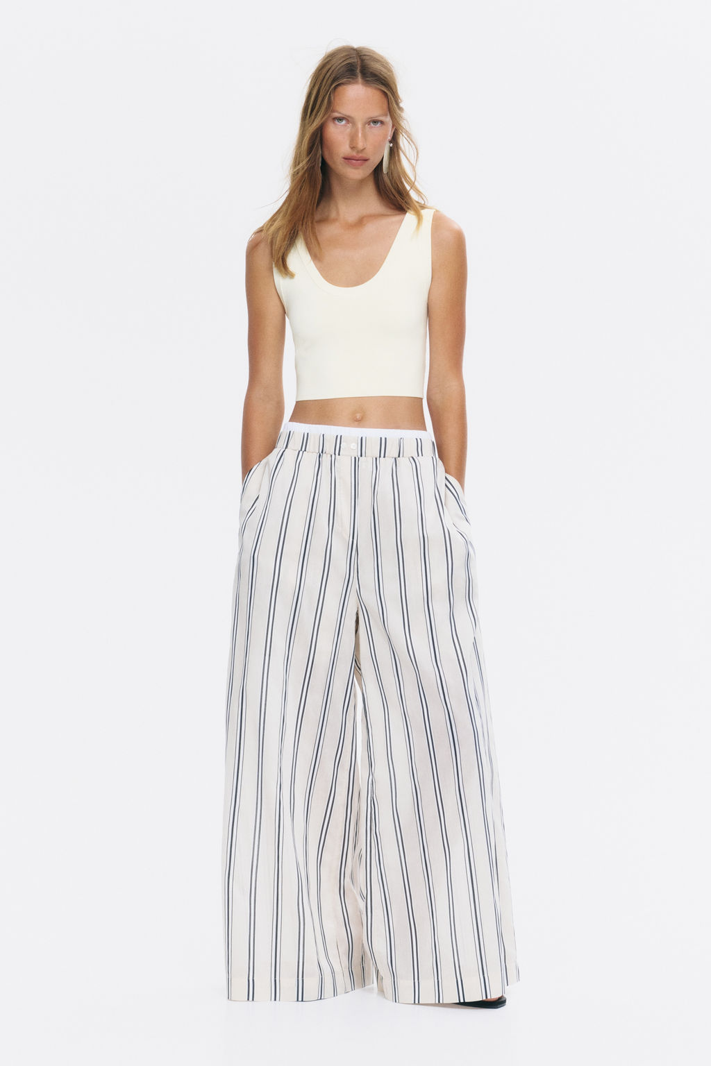 Top cropped sin mangas en punto fino - H&m фото 3