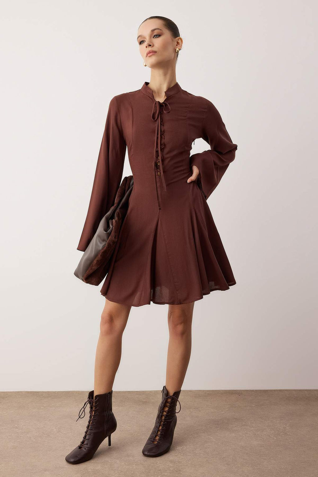 Kahverengi Etegi Belden Ac?lan Kusgozu Baglama Detayl? K?sa / Mini Dokuma Elbise TWOAW26EL00186