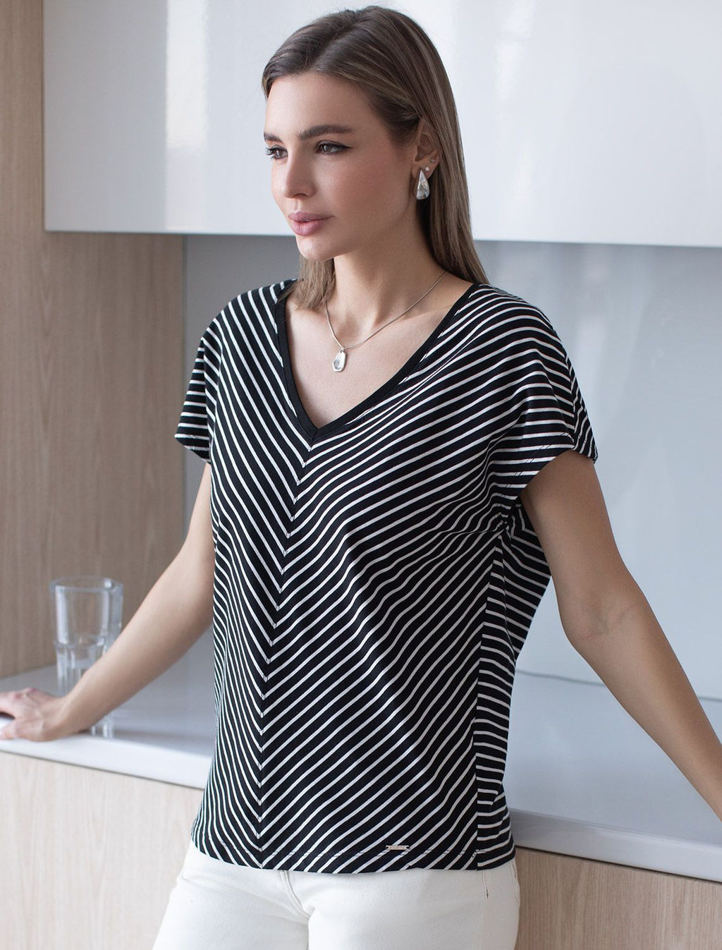 D49.069 Футболка женская черно-белый