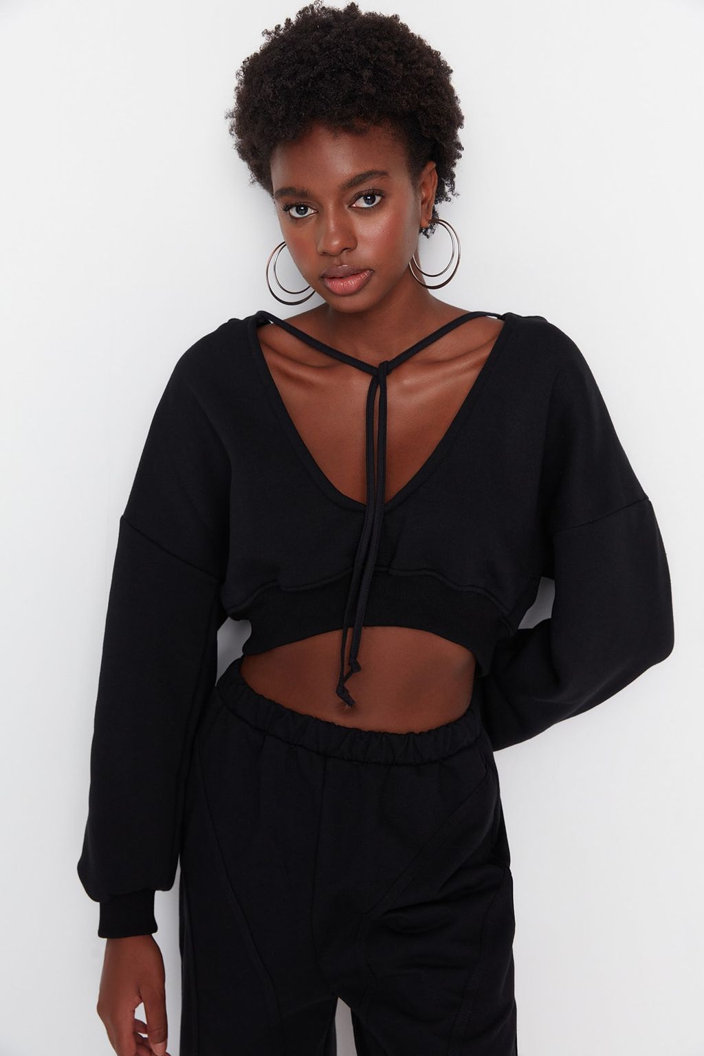 Siyah Kal?n Ici Polarl? Kapusonlu V Yaka Rahat Kesim Crop Orme Sweatshirt TWOAW23SW00096