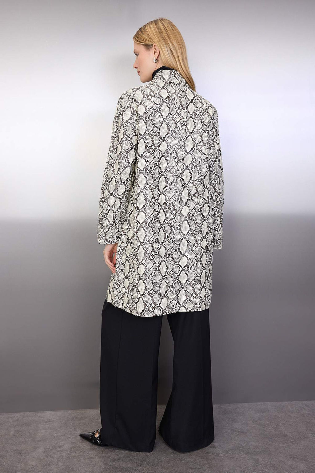 Cok Renkli Y?lan Desenli Suni Deri Mono Kapama Oversize Uzun Trenckot TWOAW26TR00003 - Trendyolmilla фото 9