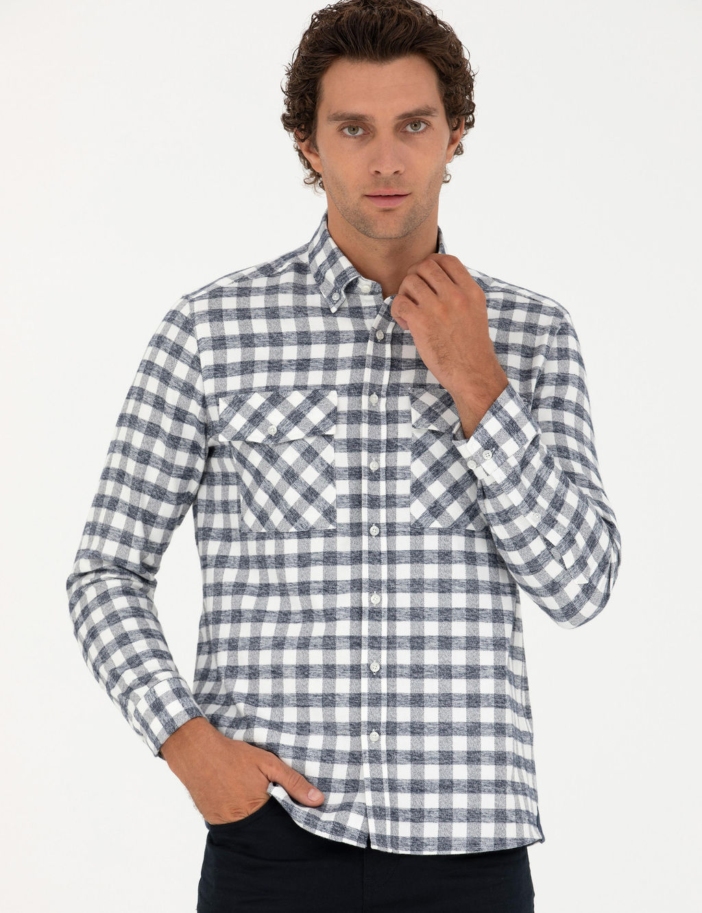 Темно-синяя рубашка классического кроя с длинным рукавом