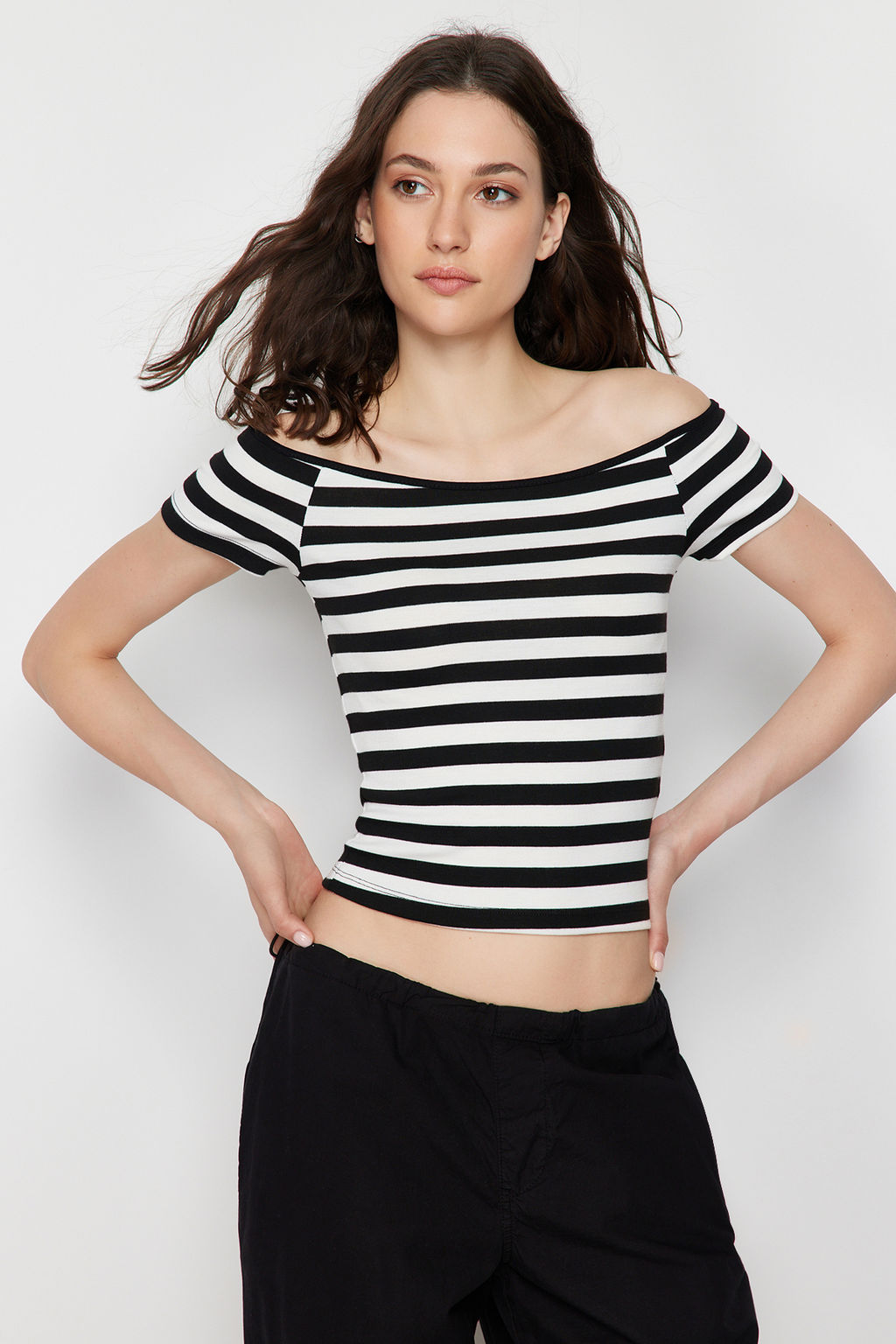 Trendyolmilla 2li Paket Siyah Beyaz Cizgili-Siyah Duz Carmen Yaka Crop Esnek Orme Bluz TWOSS24BZ00310  фото 2